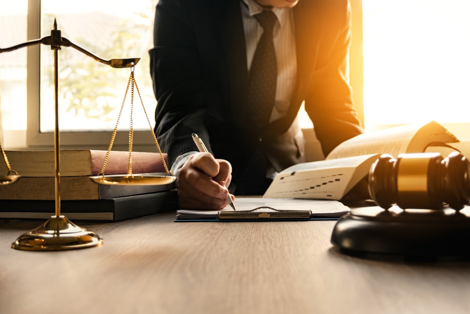 Navigating the Legal Maze: Finding Affordable and Experienced Lawyers in the U.S.